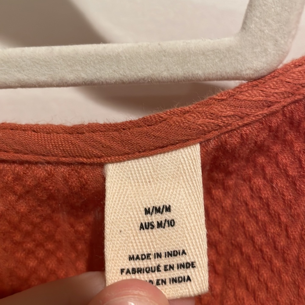 ROXY Flutter Sleeve Key Hole Crop Top - Picture 3 of 5